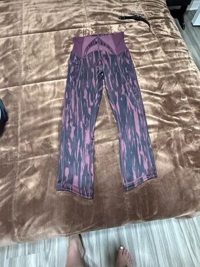 Woman’s size 4 Lululemon cropped  Leggings with pockets